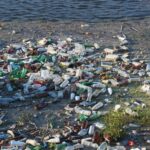 Des déchets plastiques flottant sur une rivière © Emilian Robert Vicol