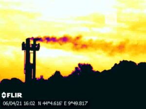Paru en juin 2021, une enquête de l’ONG Clean air task force (CATF) a révélé d’importantes fuites de méthane sur des dizaines de sites gaziers ou pétroliers en Europe au moyen de caméra thermiques. Ici, une fuite issue d’un terminal de regazéification de gaz naturel liquéfié (LNG) à Cinque Terre, en Italie © CATF