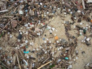 Des billes de plastiques sur une plage de la côte Aquitaine. © Maldeseine