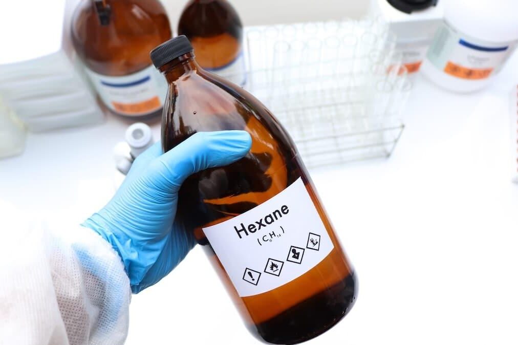 Santé, risques, protection… Tout savoir sur l’hexane, ce dérivé du pétrole omniprésent dans notre alimentation