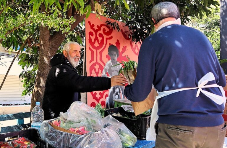 «C’est notre contribution» : à Beyrouth, bénévoles et producteurs locaux organisent la solidarité alimentaire pour les déplacés de la guerre