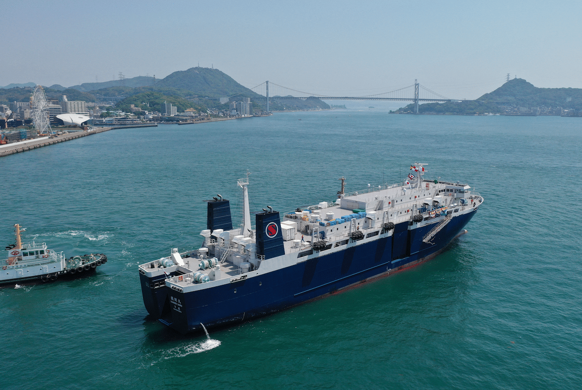 Le navire-usine Kangei Maru quitte le port de Shimonoseki, à l’ouest du pays, pour sa première mission mardi 21 mai. © Masaki Akizuki / The Yomiuri Shimbun via AFP