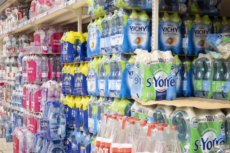 «Une économie de la flemme» : dans nos supermarchés, le plastique est toujours roi