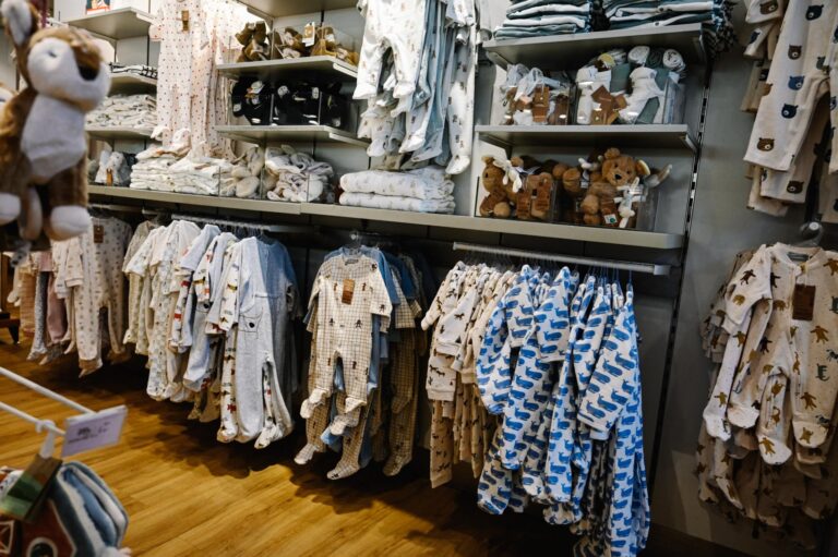 Labels, fibres naturelles… Comment éviter les produits chimiques et les PFAS dans les vêtements pour enfants ?