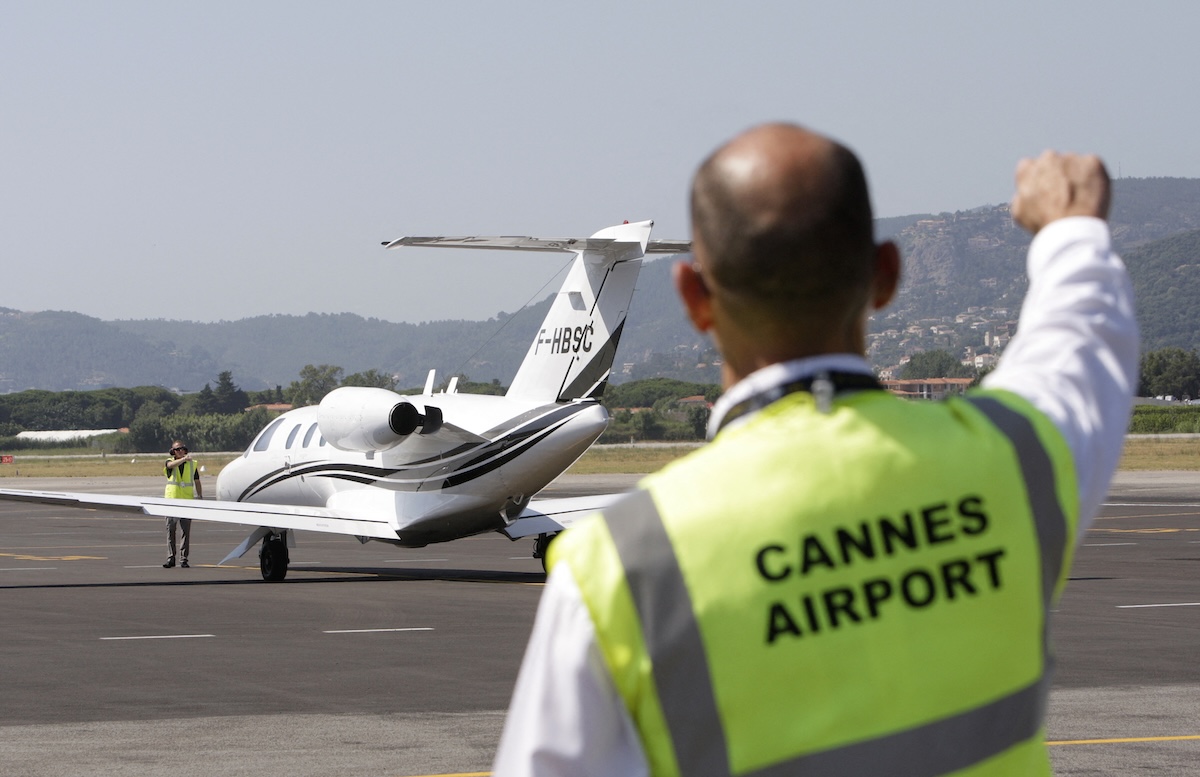 «C’est obscène» : au festival de Cannes, d’anciens pilotes de ligne dénoncent l’afflux de jets privés alors que la pénurie de carburant menace