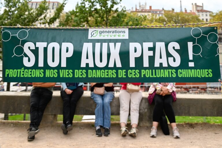 Pollution aux PFAS : des associations et six citoyens attaquent l’État pour «inaction»
