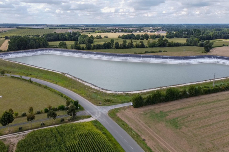 Loi d&rsquo;urgence agricole : les députés valident un article controversé sur les bassines… et s’attaquent à la démocratie de l’eau