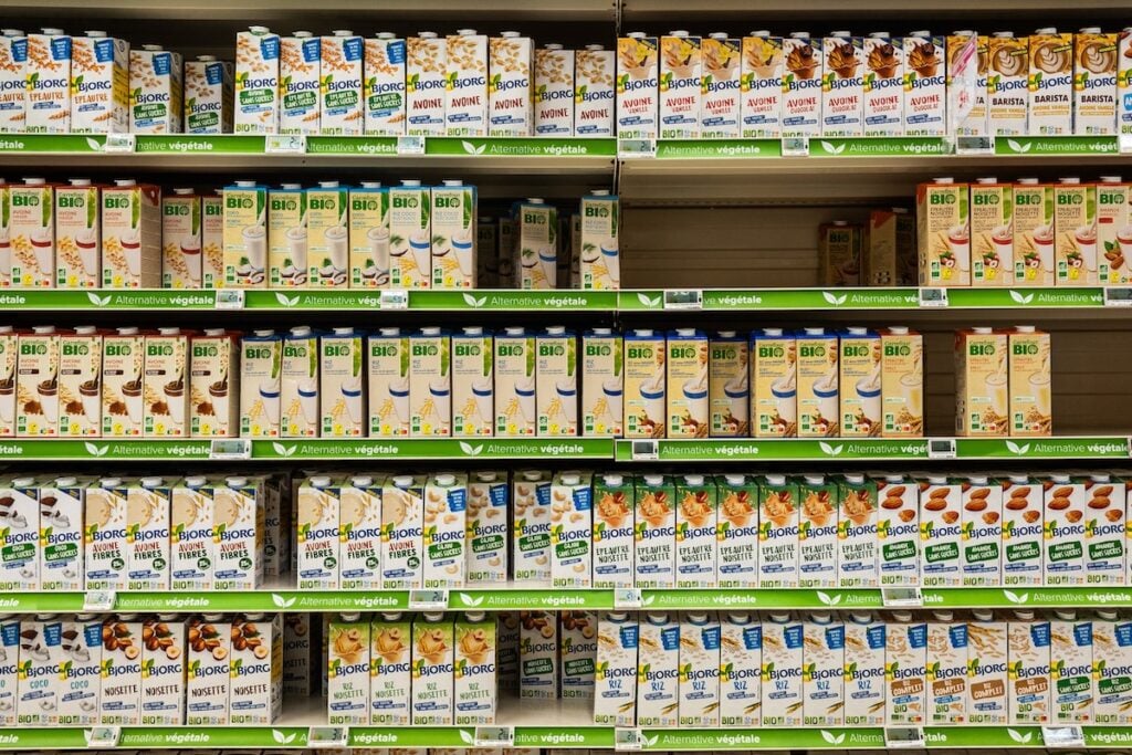 Laits de soja, d’avoine ou de riz : quelle alternative au lait de vache est la meilleure pour l’environnement et la santé ?