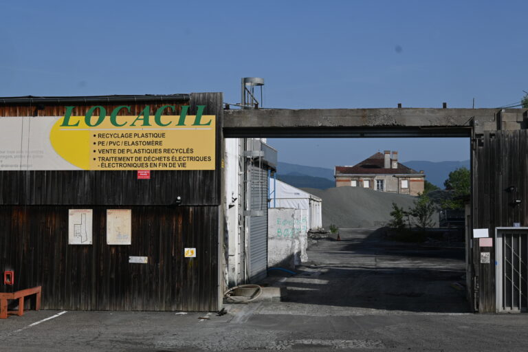 «Il faut que tout cela disparaisse» : après une pollution massive aux PFAS, métaux lourds et microplastiques, l’entreprise Locacil jugée pour écocide en Alsace