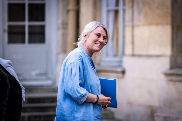 Consignes dangereuses, propos polémiques, attentisme : la gestion de la canicule par le gouvernement provoque la consternation