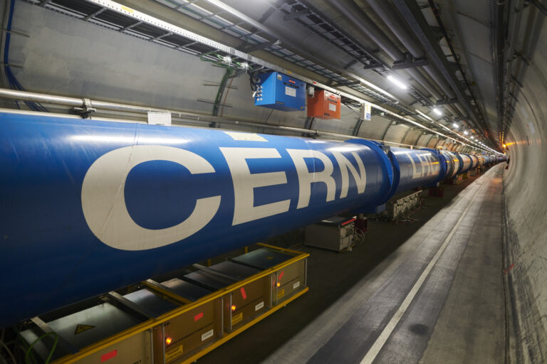 «La poursuite du savoir ne justifie pas tout» : dans les Alpes, un gigaprojet de collisionneur de particules divise les scientifiques