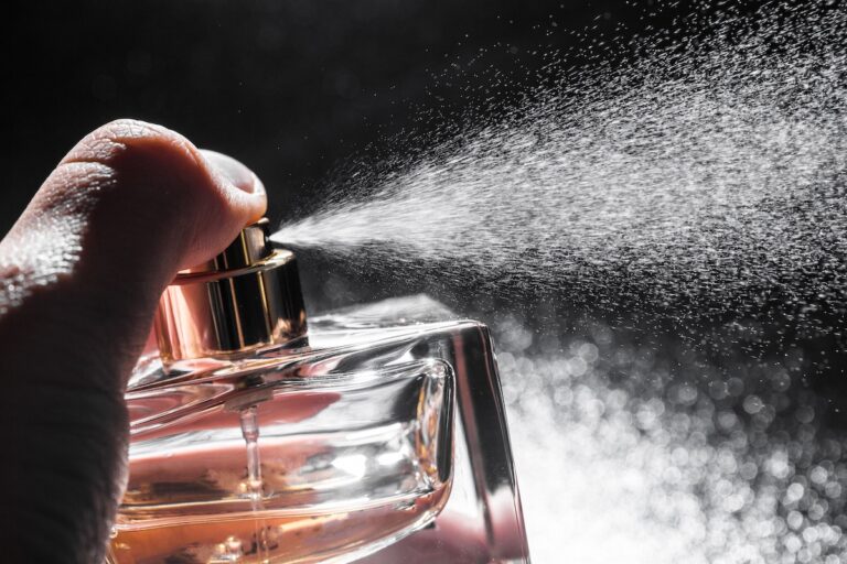 Perturbateurs endocriniens et substances toxiques pour la reproduction : votre parfum préféré est-il nocif pour la santé ?