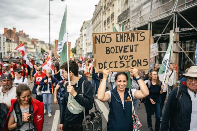 «Une guerre de l’eau» : à Rennes, des milliers de personnes manifestent face aux pollutions et au «sabotage» du gouvernement