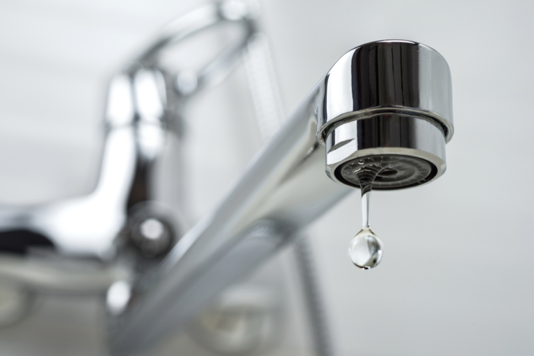 Le TFA, PFAS omniprésent dans notre eau et notre alimentation, présumé toxique pour la reproduction par l’Europe