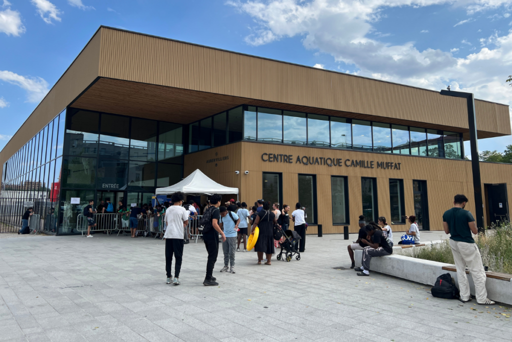 Piscine gratuite, refuges urbains, collectifs de locataires de «bouilloires thermiques»… à Aubervilliers, mairie et habitants combattent la canicule