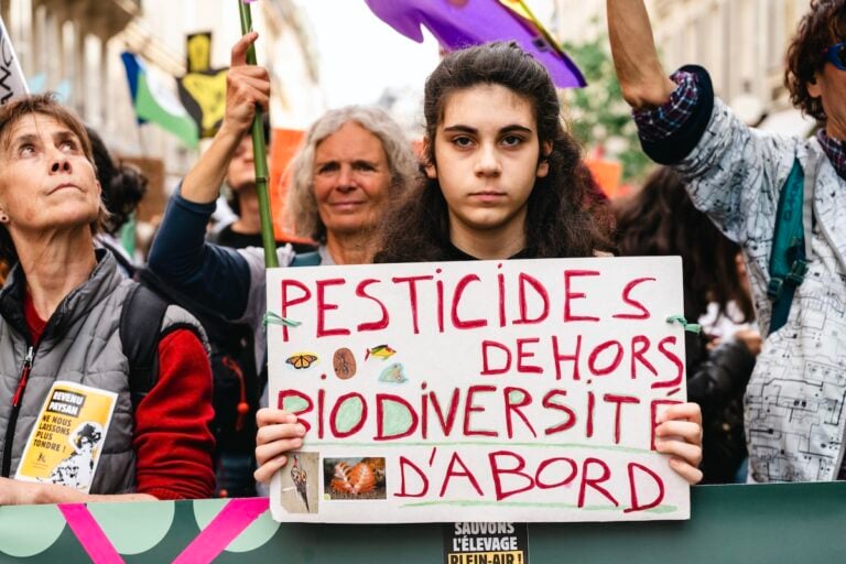 «Justice pour le vivant» : les associations vont saisir la justice pour contraindre l’État à respecter ses obligations face aux pesticides