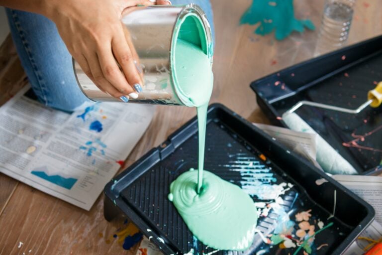 Peinture biosourcée, minérale, acrylique… Comment repeindre ses murs sans produit toxique pour la santé et la planète ?