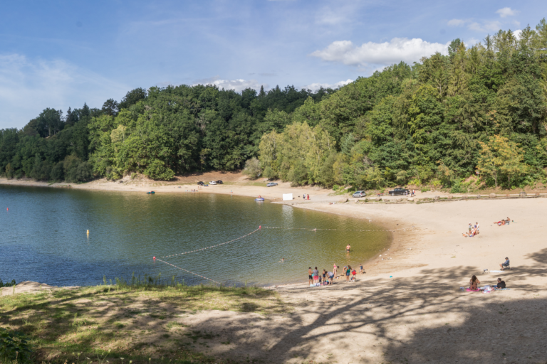 Mer, lacs, rivières… Votre plage préférée est-elle polluée aux PFAS ?
