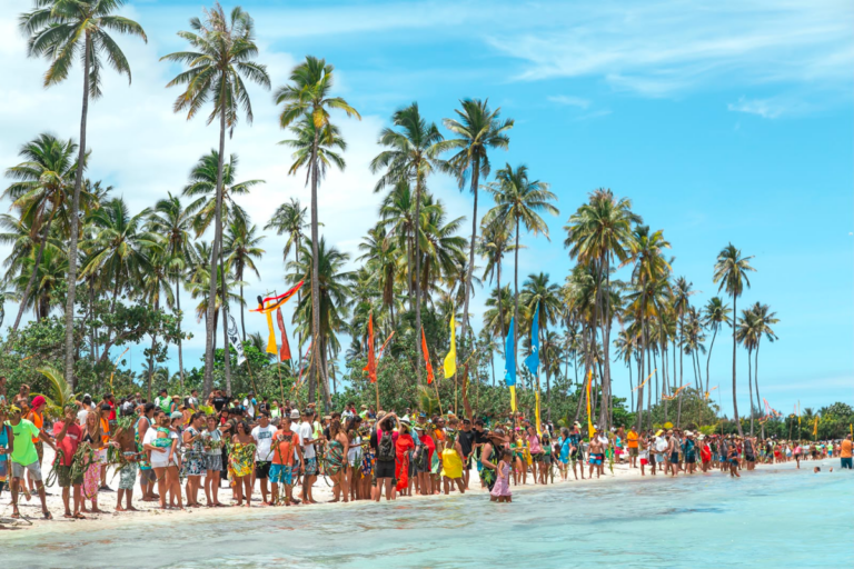 «En grandissant, j’ai vu ma culture disparaître» : la lutte des Polynésiens face à la privatisation des plages et au surtourisme