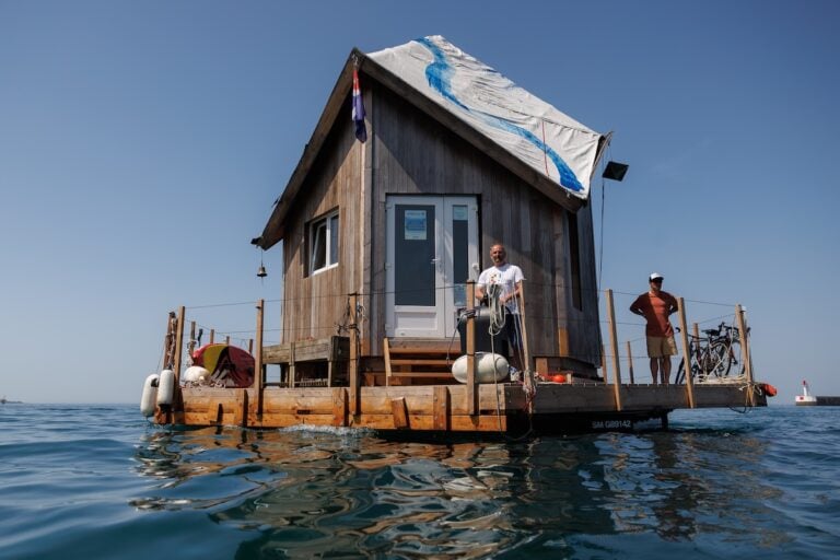 «Envisager la montée du niveau de la mer autrement» : voyage sur une étrange maison flottante au large de Saint-Malo