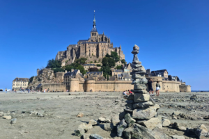 «Même au-delà de 2100, le niveau de la mer continuera d’augmenter» : les solutions du Mont-Saint-Michel face au changement climatique