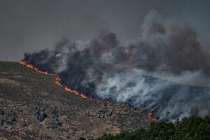 «C’est une situation diabolique» : le plus grand incendie de l’histoire récente de l’Espagne continue de brûler près de Madrid
