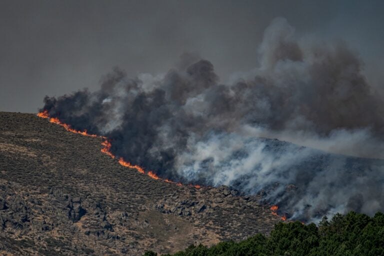 «C’est une situation diabolique» : le plus grand incendie de l’histoire récente de l’Espagne continue de brûler près de Madrid