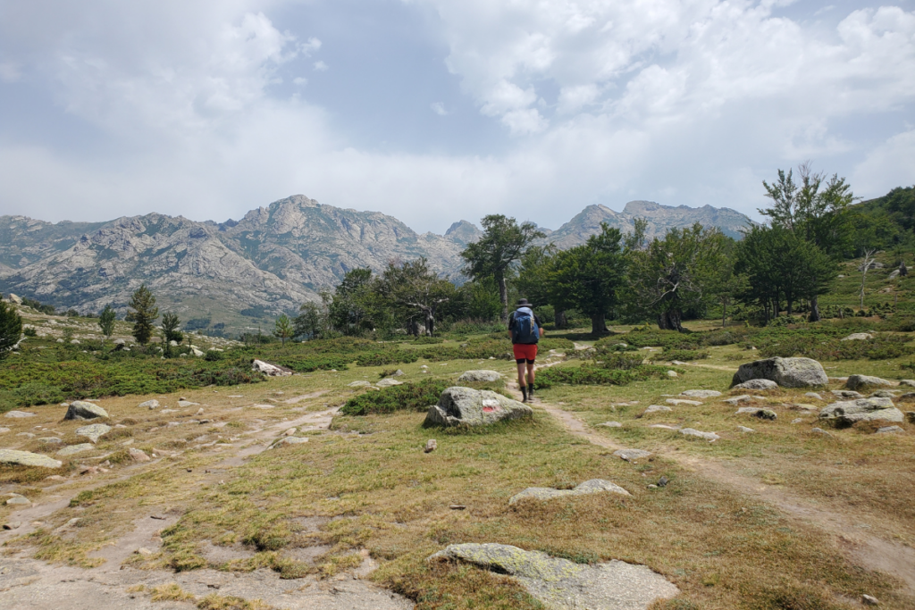 Limiter l’accès, redessiner le tracé… En Corse, des pistes pour protéger le mythique GR20 du surtourisme et du changement climatique