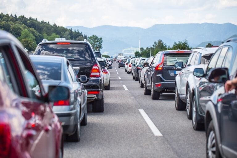 Microplastiques, molécules toxiques… Comment limiter la pollution des pneus de voiture