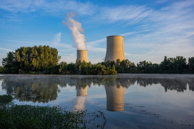 Sécheresse, canicules à répétition et afflux de méduses : treize réacteurs nucléaires à l’arrêt ou au ralenti en France
