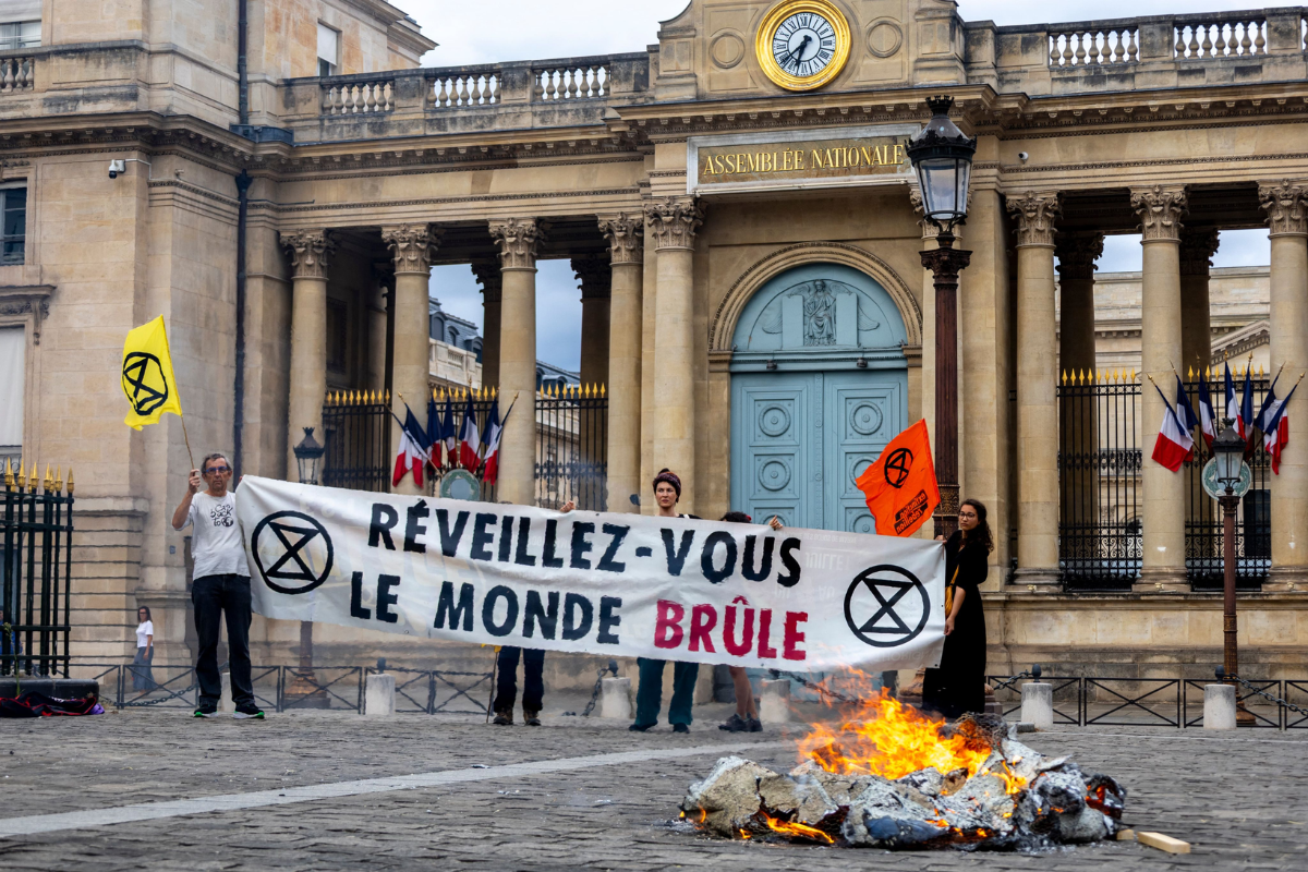 «On pointe souvent du doigt les pyromanes, mais jamais les vrais criminels du climat» : Extinction Rebellion met le feu à la Terre pour interpeller les députés — Vert