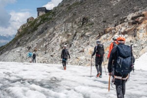 «Chaque année, des plus gros morceaux de roche tombent de la montagne» : le massif du Mont-Blanc éprouvé par le réchauffement climatique