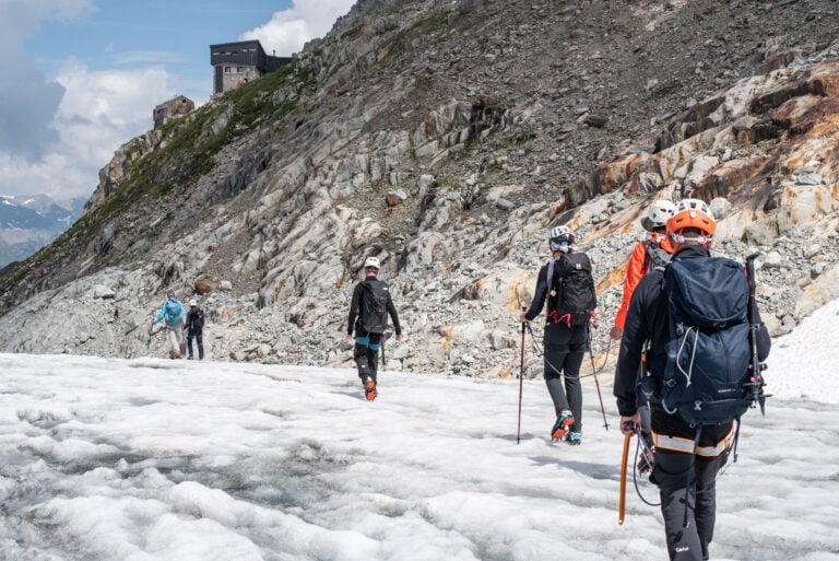 «Chaque année, des plus gros morceaux de roche tombent de la montagne» : le massif du Mont Blanc éprouvé par le réchauffement climatique