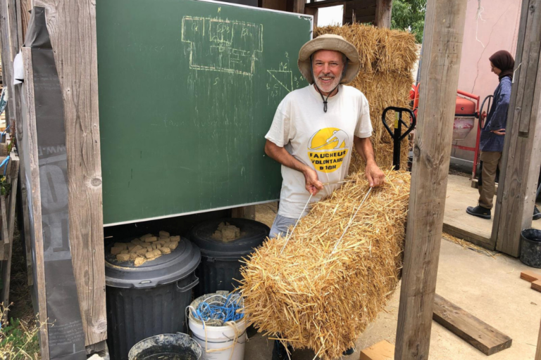 Près de Lyon, ils apprennent à construire leur maison en paille et en bois : «C’est un choix politique, qui allie écologie et économie»