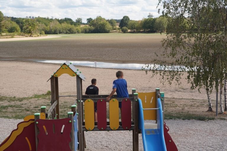 «Comment ne pas être triste en voyant ça ?» : au cœur du Morvan, un étang à sec et des touristes désabusés