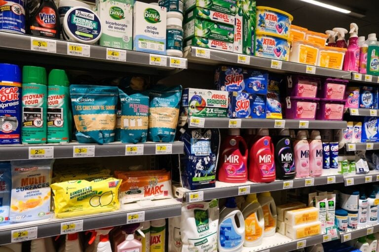 Détergent, bicarbonate, savon noir : comment choisir des produits ménagers plus écologiques