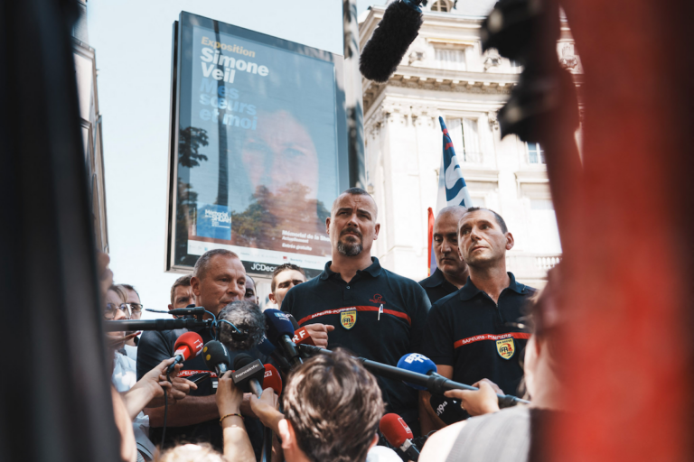 «Ceux qui nous gouvernent sont allés trop loin» : après l’été infernal, les pompiers entament une grève d’un mois