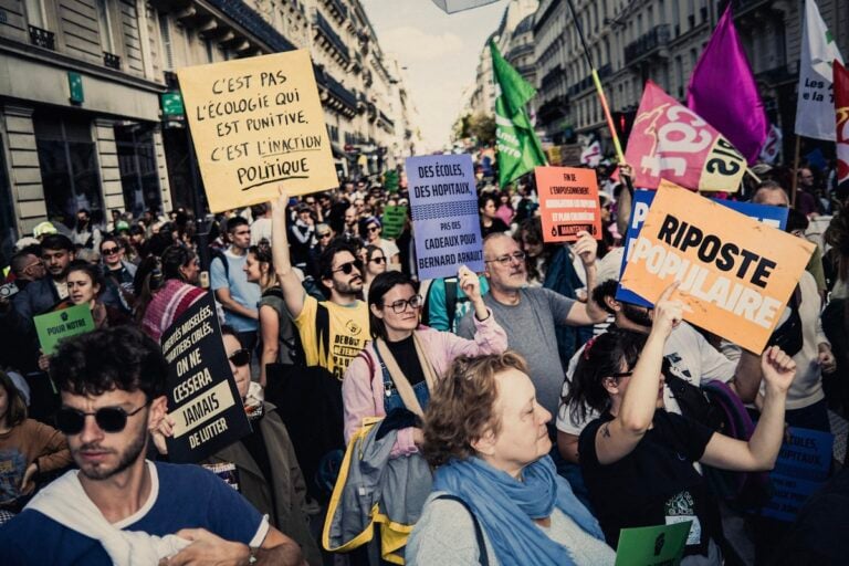 «Ce rassemblement est inédit» : pompiers, infirmiers et associations écolos marchent ensemble pour le climat