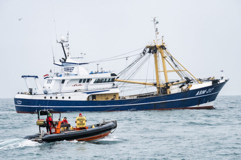 Dans la Manche, les pêcheurs français font monter la pression pour interdire les plus gros chalutiers de la bande côtière