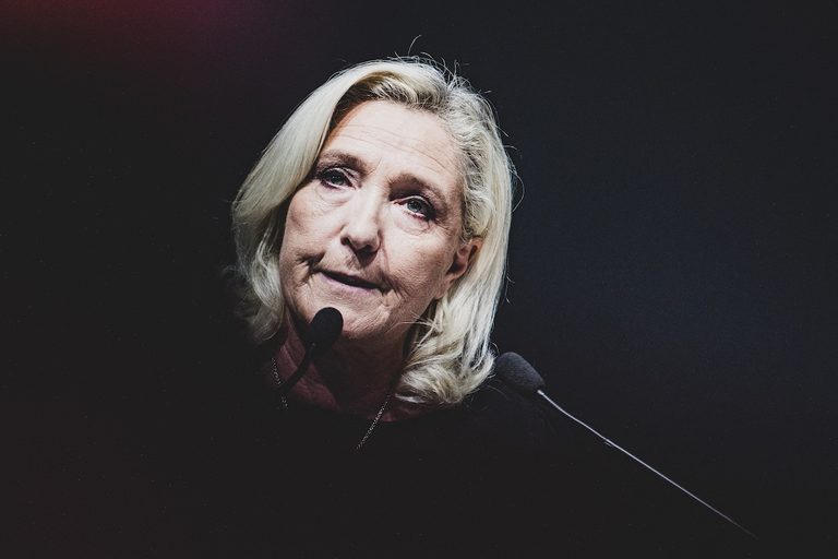 Un «costard en kevlar» : l’affaire Bardella révèle le visage du fascisme et l’honneur du journalisme