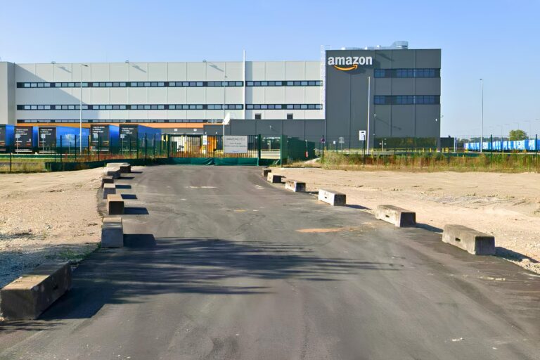 Promesses d’emplois et greenwashing : en Auvergne-Rhône-Alpes, des élus tentés par Amazon et ses entrepôts XXL