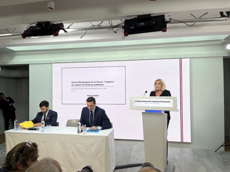 Marine Le Pen présente le «contre-budget» du RN pour 2027, une attaque contre les renouvelables et les agences environnementales