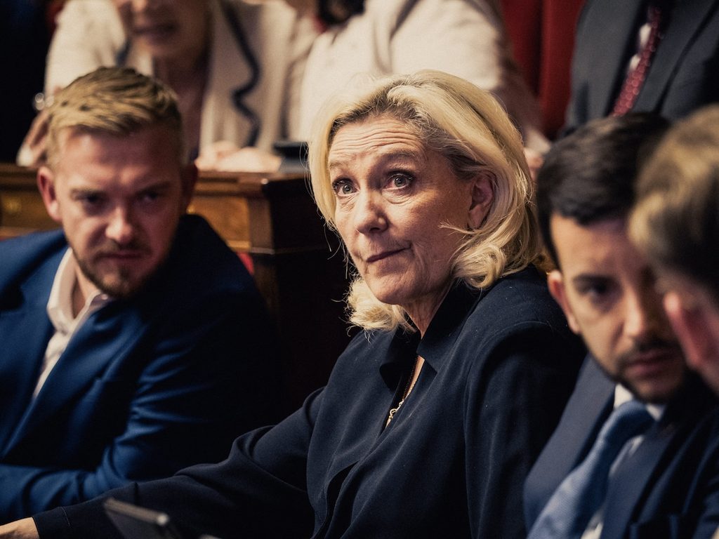 Marine Le Pen présente le «contre-budget» du RN pour 2027, une attaque contre les renouvelables et les agences environnementales