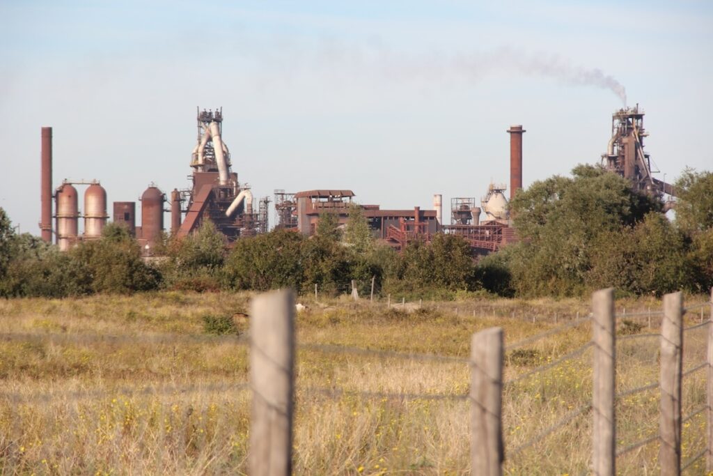 «Il a plu de grosses paillettes, une pluie noire» : à Dunkerque, ces habitants s’inquiètent des rejets suspects de l’usine ArcelorMittal