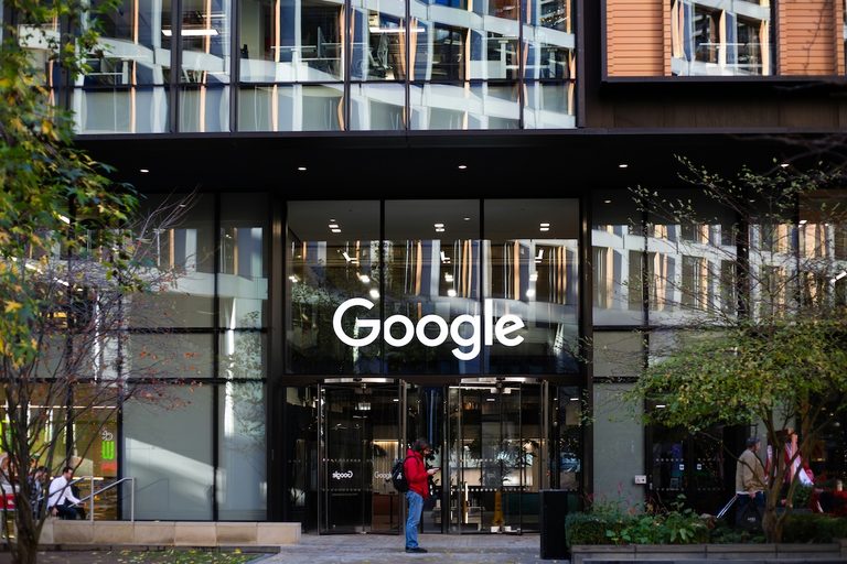 «Google met à sac les médias français et tout le monde s’en fout» : ce que les résumés IA font au journalisme