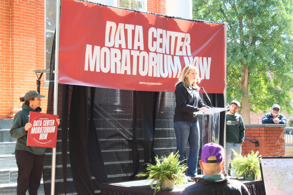 «Ça menace toutes nos ressources» : aux États-Unis, les anti-data centers bousculent la campagne des midterms