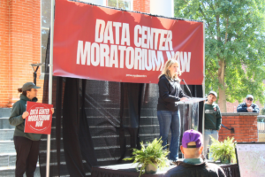 «Ça menace toutes nos ressources» : aux États-Unis, les anti-data centers bousculent la campagne des midterms