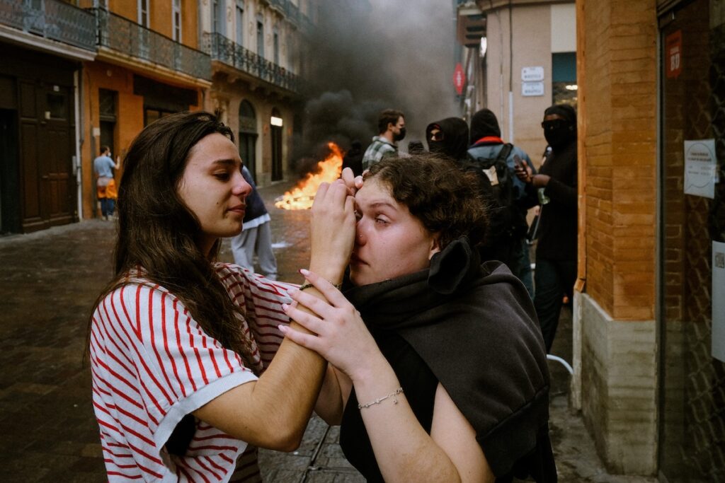 «Ce que j’ai vécu, ce n’est pas normal» : les effets des gaz lacrymogènes sur la santé des femmes largement ignorés