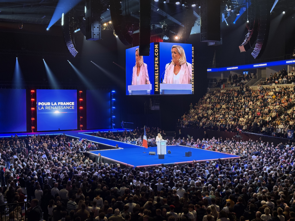 En meeting à Orléans, Marine Le Pen ne veut pas «refaire la France d’avant»… mais rêve de rouvrir des puits de pétrole