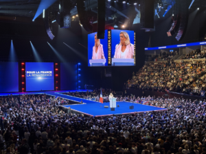 En meeting à Orléans, Marine Le Pen ne veut pas «refaire la France d’avant»… mais rêve de rouvrir des puits de pétrole